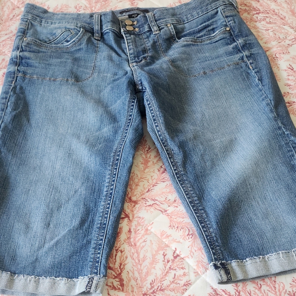 WHITE House Black Market jean crops with sewn cuffs.